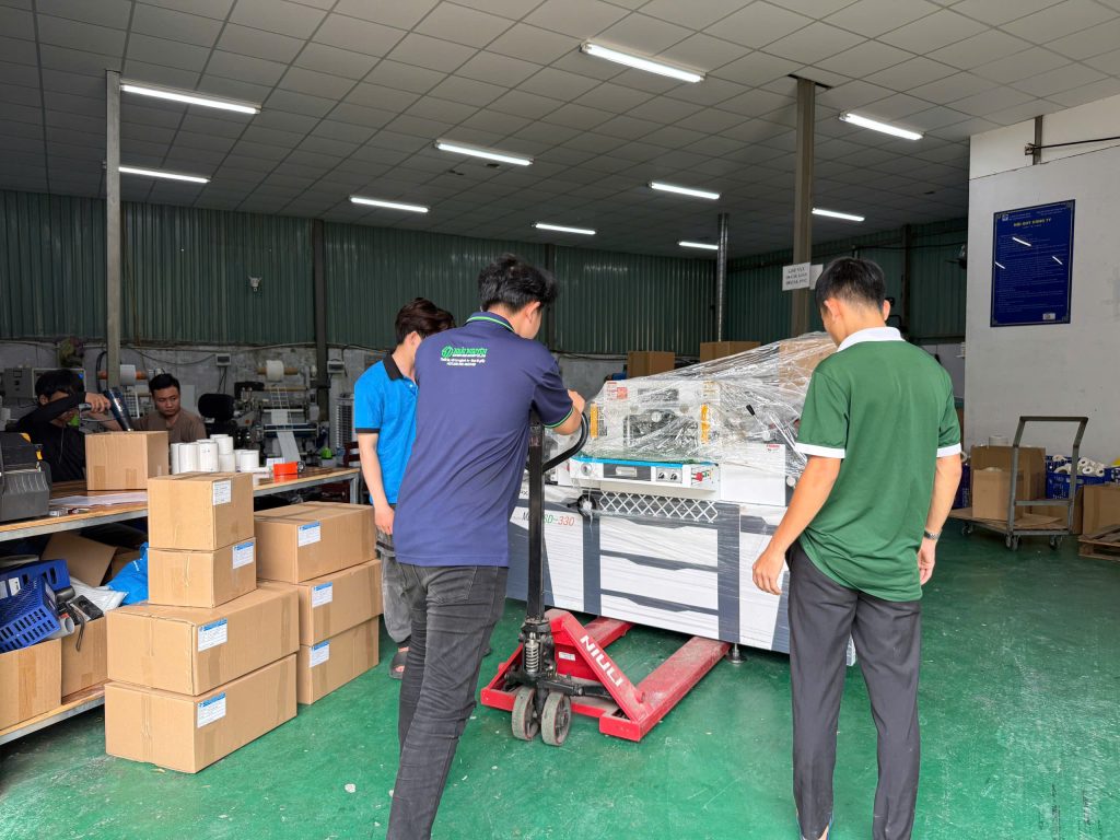Khai Nguyen staff delivering the machine to the customer’s production site