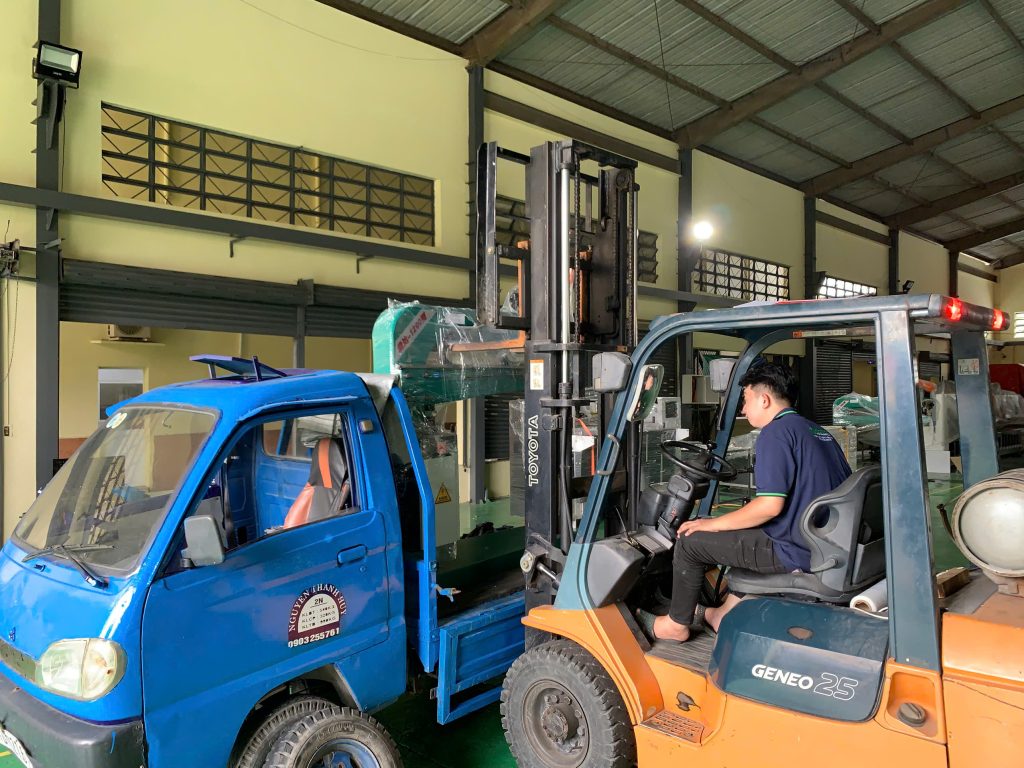 DELIVERY OF MANUAL STITCHING MACHINE WITH 2 SERVO MOTORS