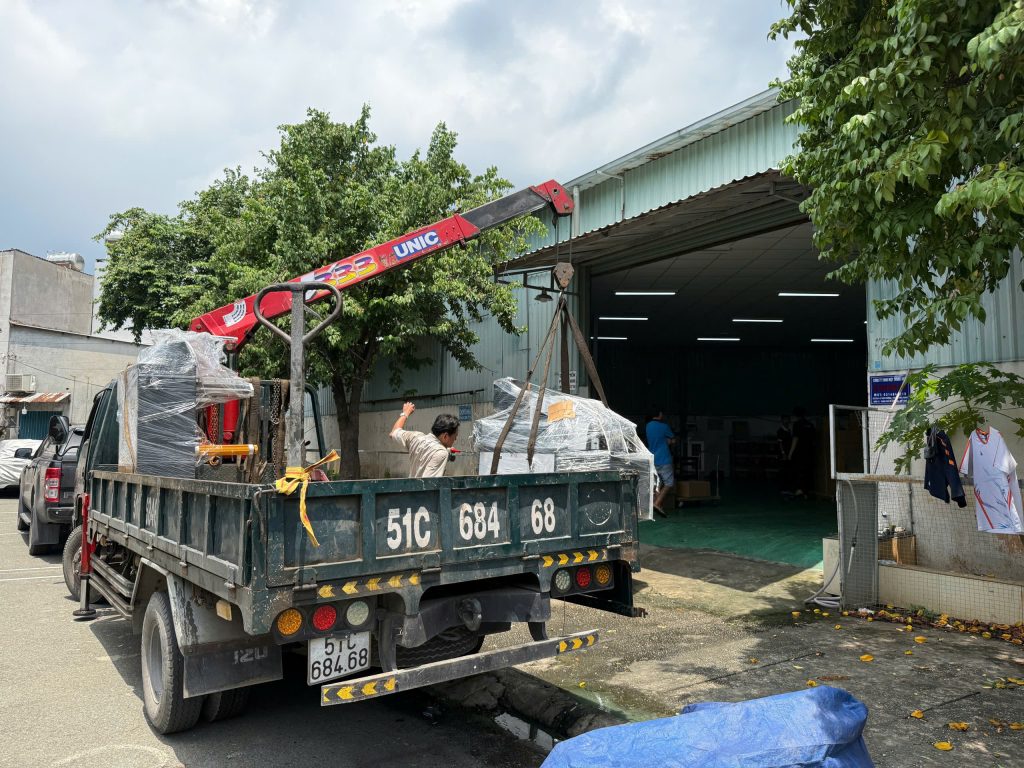 Khai Nguyen staff delivering the machine to the customer’s production site