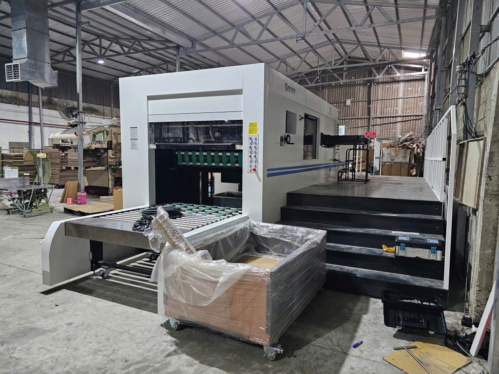 Khai Nguyen staff delivering the machine to the customer’s production site